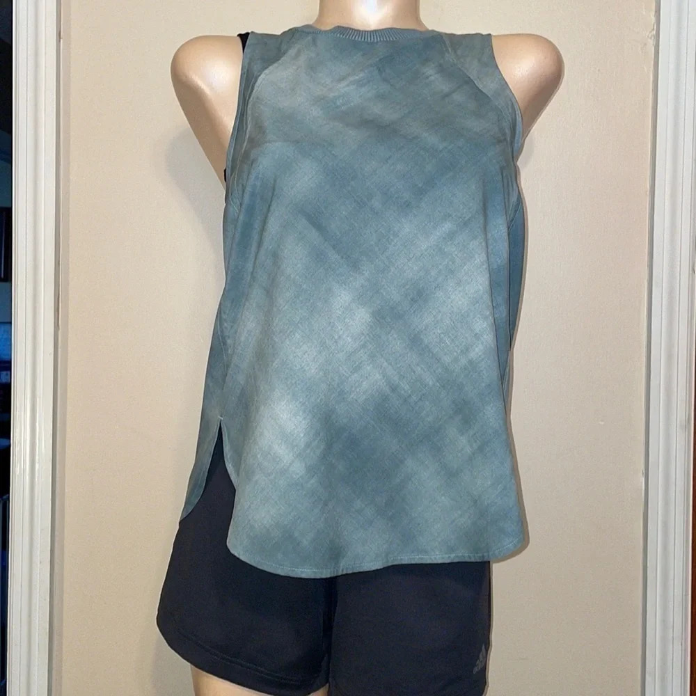 Athleta women’s shirt XS zephyr refined tank top sleeveless  athletic green grey